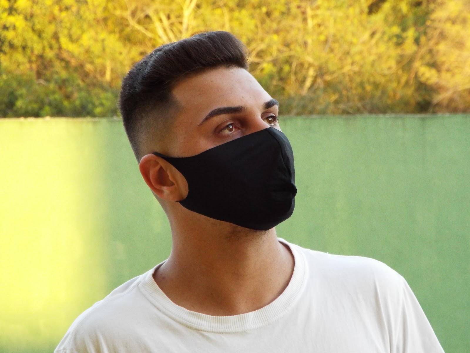 Cliente com corte degradê e risco lateral, foto da Joe Barbeiro